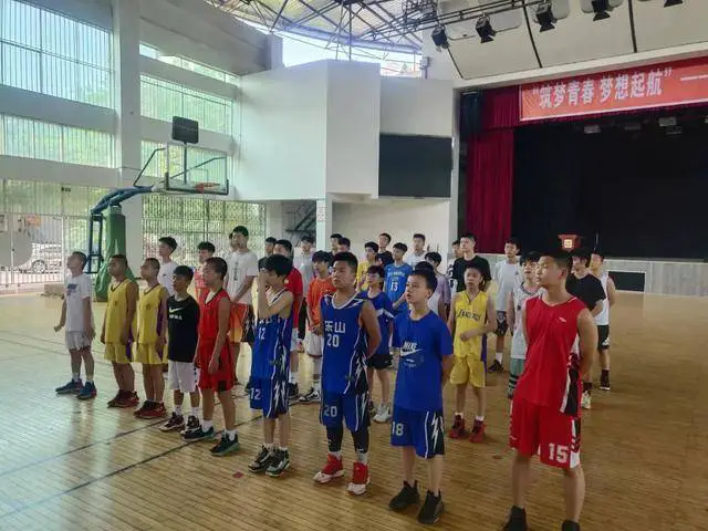 如何在篮球冬令营中加强体能训练？_0